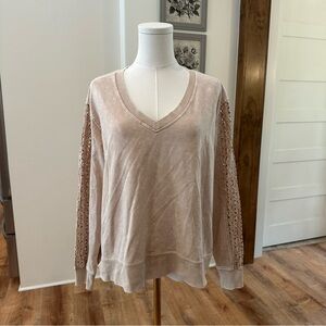 NEW Women’s Medium Eyelet Long Sleeve Crushed V-Neck Casual Lightweight Sweater